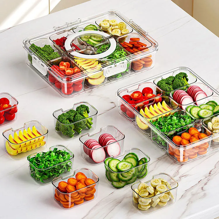 In che modo i vassoi di servizio divisi soddisfano diverse esigenze organizzative domestiche in cucine, frigoriferi, viaggi e pasti per bambini?