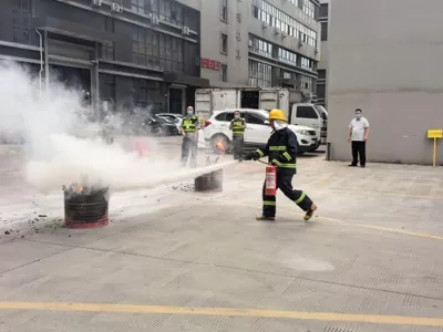 La fabbrica conduce un'esercitazione di emergenza antincendio: rafforzare la sicurezza e garantire una consegna regolare degli ordini